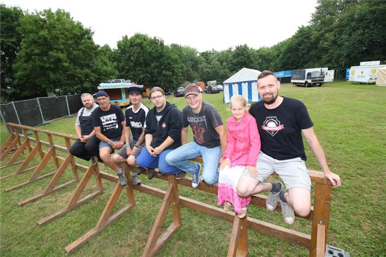 Fonsstock-Festival in Nordenham: Am Freitag geht's los Letzte Vorbereitungen vor dem großen Punk- und Skafestival am Wochenende am Strand von Nordenham. Dieses Team gehört zu den aktiven Helfern.