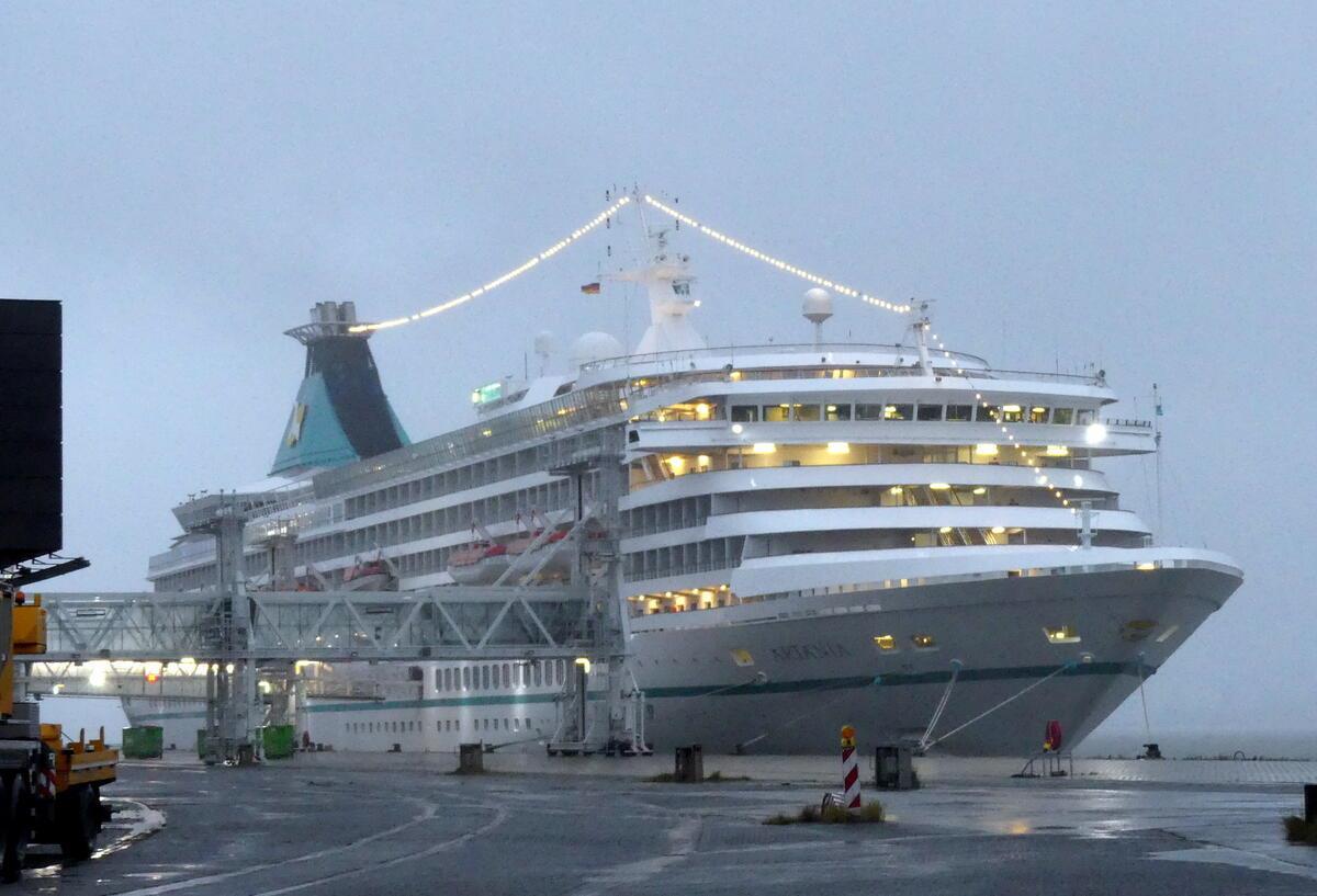 Die Artania liegt im Hafen von Bremerhaven.