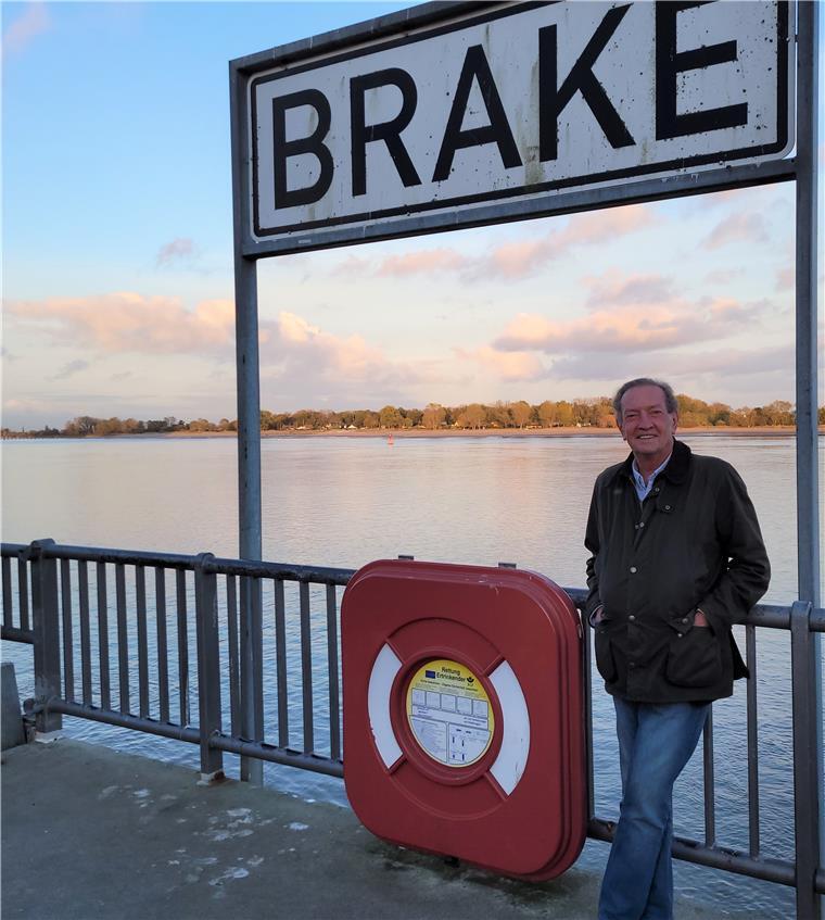 Warum Bestsellerautor Martin Walker so gern nach Brake kommt Letzter Halt Brake: Dort stand jetzt der Abschluss von Martin Walkers Lesereise an. Sie umfasste 33 Lesungen an 33 Tagen.