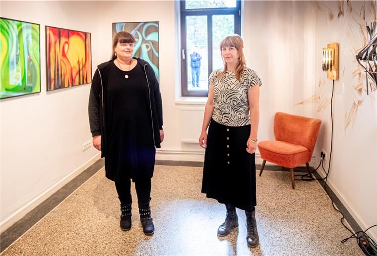 „Go all the way“: Ausstellung in der Galerie „Goethe 45“ in Bremerhaven Leuchtende Bilder malt Kerstin Mingramm (links) mit Buntstiften, Lampen aus den Gummistreifen von Fahrradschläuchen baut Sofia Schneider. Gemeinsam stellen sie in der „Goethe 45“ aus.