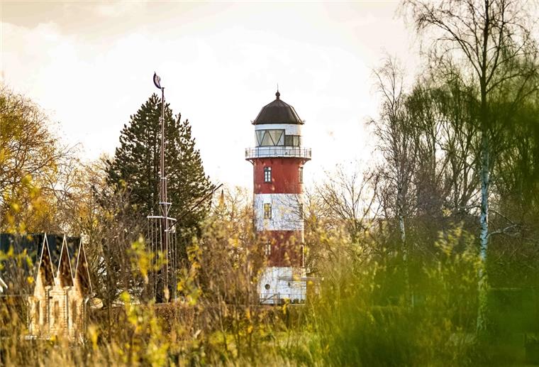 Warum ein Leuchtturm mehr ist als ein Seefahrtszeichen Leuchttürme haben etwas Faszinierendes. Unser Foto zeigt den Turm bei Nordsee-Yachting im Bremerhavener Fischereihafen.