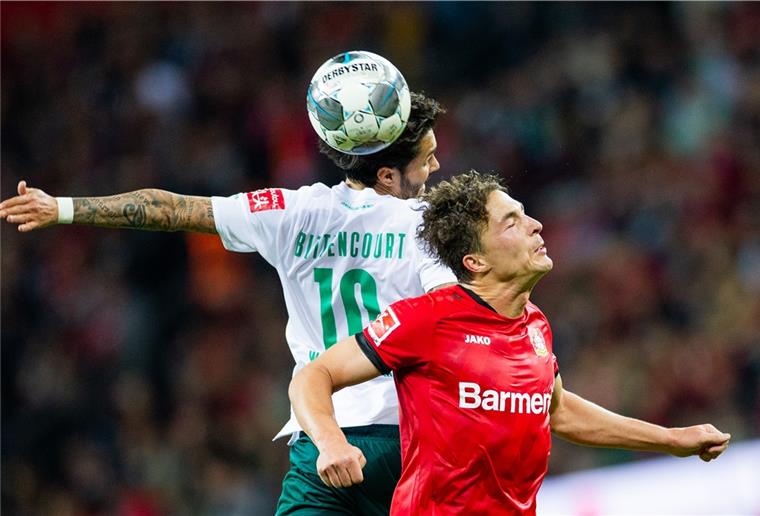 Amazon zeigt Werder gegen Leverkusen Leverkusens Julian Baumgartlinger (rechts) und Bremens Leonardo Bittencourt bei einem Zweikampf im Hinspiel.