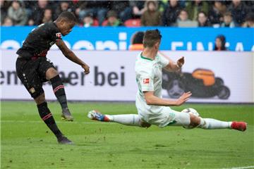 Leverkusens Leon Bailey (links) und der Bremer Marco Friedl versuchen den Ball zu spielen. Friedl wird auch nach seiner Leihe bei Werder bleiben. 