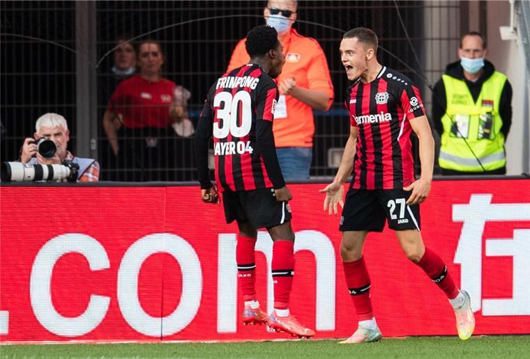Leverkusens Wirtz jüngster Spieler mit zehn Bundesliga-Toren Leverkusens Torschütze Florian Wirtz (rechts) freut sich mit Jeremie Frimpong über seinen „besonderen“ Treffer zum 1:0 gegen Mainz.