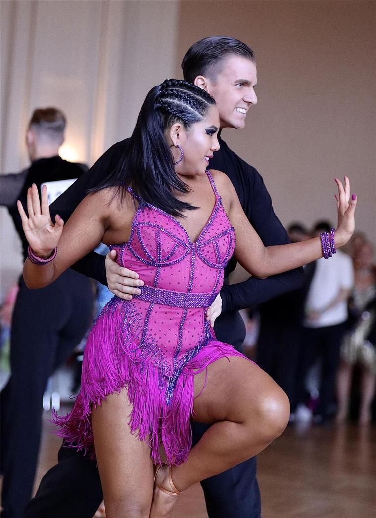 TSG-Paare begeistern beim DanceComp in Wuppertal Levin Haack und Lisa Tran traten in der B-Klasse an und freuten sich über das tolle Ambiente un der historischen Stadthalle.