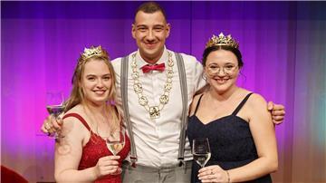 Levin McKenzie (M) hat als erster Mann die traditionsreiche Wahl eines deutschen Weinanbaugebiets gewonnen. Katja Klemmer (l) und Laura Schlösser (r) sind die neuen Weinprinzessinnen.