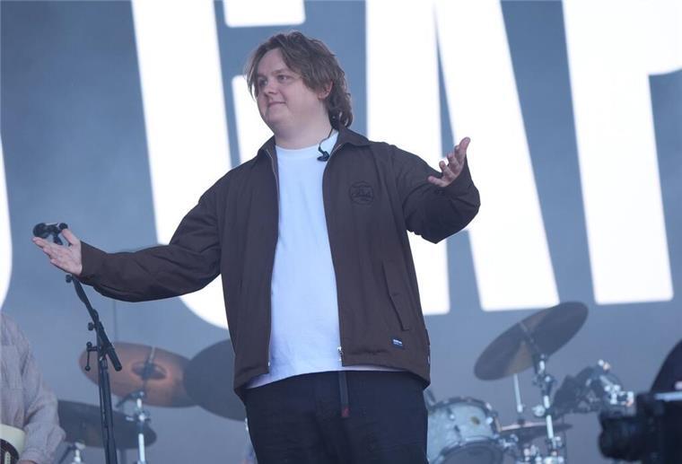 Lewis Capaldi bei seinem Auftritt auf der Pyramid-Stage während des Glastonbury-Festivals in Worthy Farm in Pilton (Somerset), England.