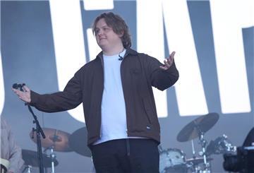 Lewis Capaldi bei seinem Auftritt auf der Pyramid-Stage während des Glastonbury-Festivals in Worthy Farm in Pilton (Somerset), England.