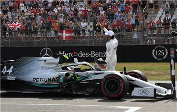 Lewis Hamilton ist zufrieden: Er hat die Pole Position erkämpft.