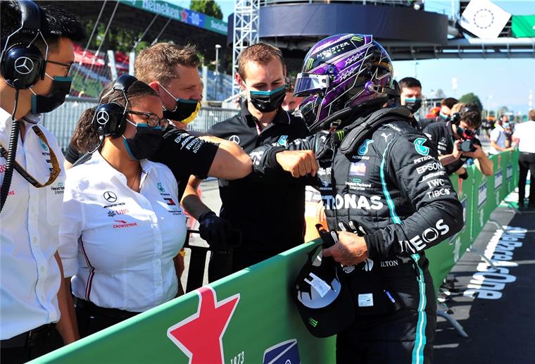 Hamilton holt sich Pole, Vettel scheidet aus Lewis Hamilton (rechts) feiert die Pole Position.