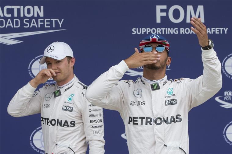 Lewis Hamilton (rechts) ist wieder einmal vor Nico Rosberg.