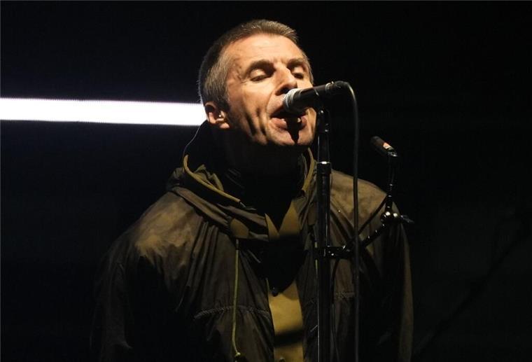 Oasis-Comeback in Wales: Alles wieder so wie früher? Liam Gallagher steht wieder mit seinem Bruder auf der Bühne.