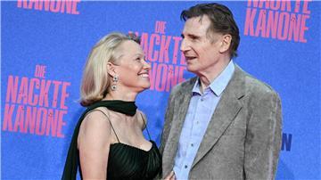 Liam Neeson und Pamela Anderson kamen für die Deutschlandpremiere von „Die nackte Kanone“ nach Berlin.