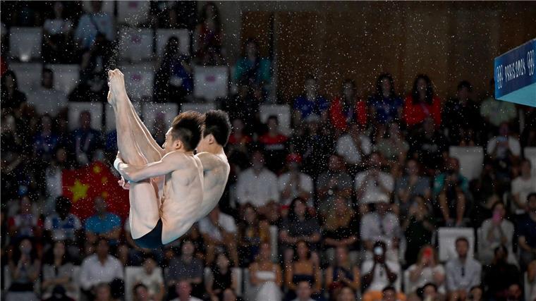 Barthel über Chinas Dominanz: Kennen nur Wasserspringen Lian Junjie und Yang Hao holen Gold im Turm-Synchronspringen.