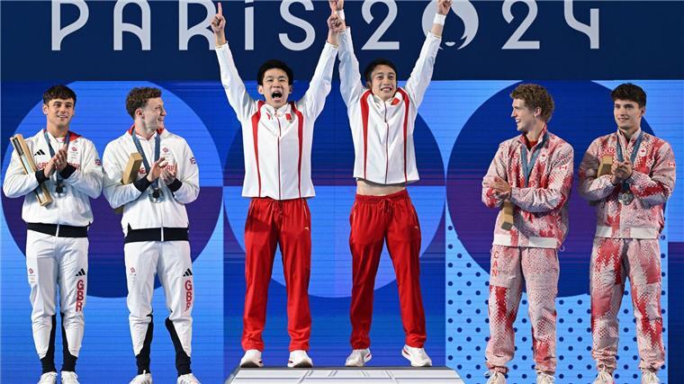 Barthel über Chinas Dominanz: Kennen nur Wasserspringen Lian Junjie und Yang Hao jubeln über Gold im Turm-Synchronspringen.
