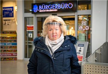 Liane Bresnahan berichtet, dass sie trotz Attest nicht mit Schutzschild ins Bürgerbüro gelassen wurde.