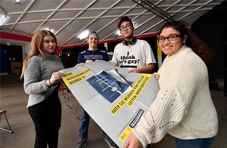 Tag der Menschenrechte: Jugendliche aus Bremerhaven diskutieren Liane, Phil, Sascha und Alev (von links) haben sich am Montag gemeinsam mit mehr als 40 anderen Jugendlichen im Haus der Jugend in Bremerhaven mit den 30 Artikeln der Erklärung der Menschenrechte befasst.