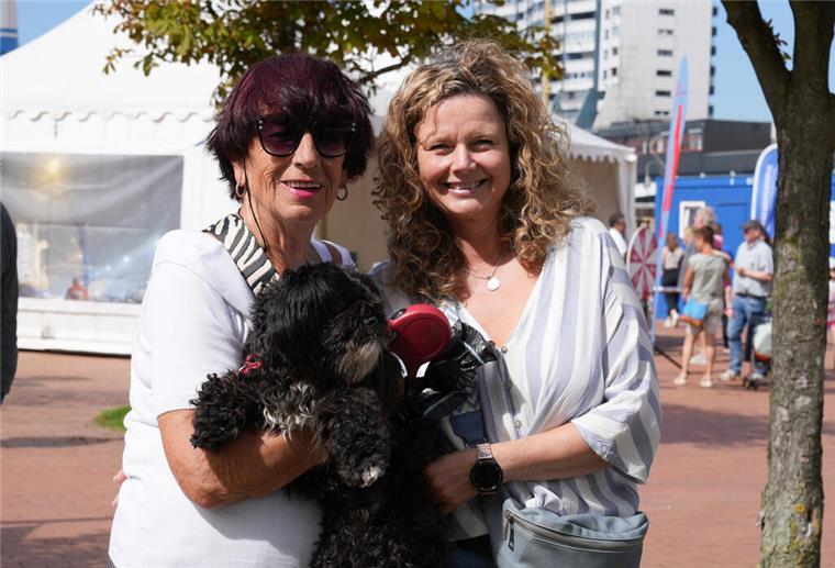 Lianne Brunner (links) und Petra Janssen mit Hund Basti. Die beiden sind aus Sievern und Debstedt nach Bremerhaven gekommen, um auf den Maritimen Tagen den Nachmittag zu genießen.
