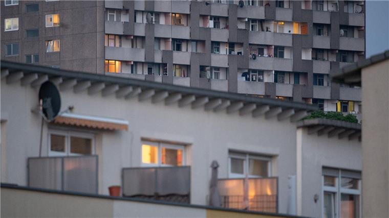 Göttingen will über 100 Wohnungen in Problemimmobilie kaufen Licht brennt in den Fenstern von Wohnungen in Hochhäusern und Reihenhäusern.