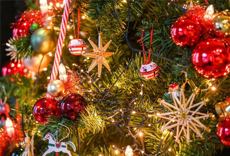 Lichter, Geschenke und Traditionen: Weihnachten hat sich über die Jahrhunderte von einem religiösen Feiertag zu einem weltweiten Familienfest entwickelt.