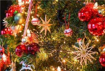Lichter, Geschenke und Traditionen: Weihnachten hat sich über die Jahrhunderte von einem religiösen Feiertag zu einem weltweiten Familienfest entwickelt.