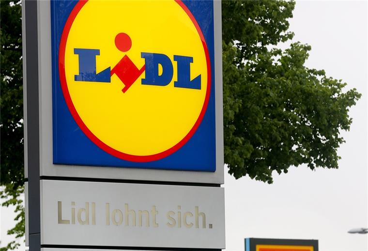 Landwirte setzen Blockade von Lidl-Lagern fort Eine Werbetafel einer Lidl-Filiale steht gegenüber von einer Werbetafel von Aldi Süd.
