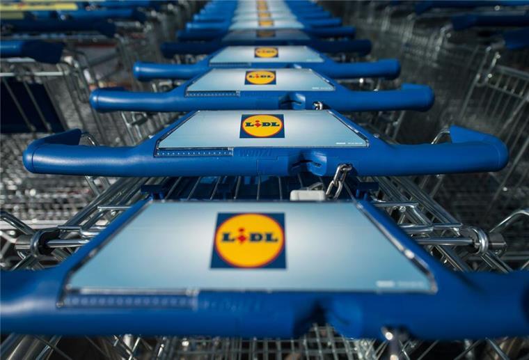 Für die Umwelt: Lidl schmeißt mehrere Obst- und Gemüsesorten aus dem Sortiment Lidl hat angekündigt, zukünftig auch in Deutschland auf Flugobst und -gemüse zu verzichten.