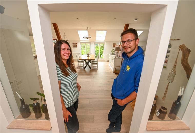 Ringstedt: Wie aus der Scheune ein Loft wird Lieben ihre selbst ausgebaute Dachgeschosswohnung mitten in Ringstedt: Anne und Jörn Große-Endebrock. Foto Scheschonka