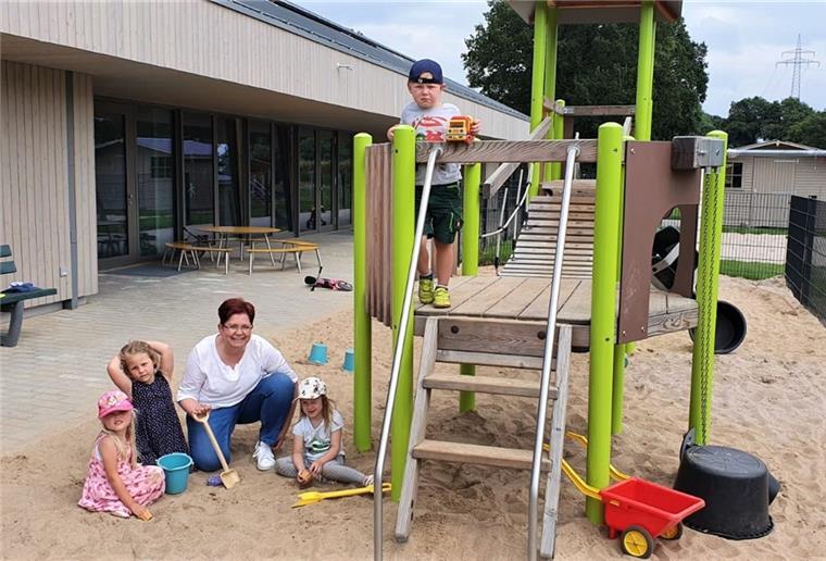 Kinder spiel an an einem Klettergerüst.
