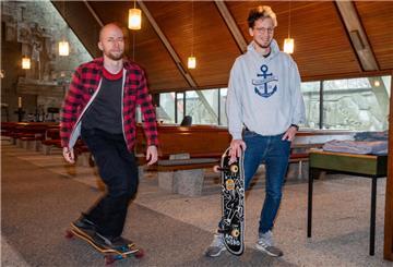 Lieber auf Skateboards als im Auto haben sie Bremerhaven und vor allem ihre Geestemünder Emmaus-Gemeinde und ihr Grünhöfer Quartier erkundet und auf ihre ungewöhnliche, sportive Art manche Herzen erobert: Christopher Schlicht (links) und Maximilian Bode (rechts) gehen, beziehungsweise rollen, ab 2024 auf getrennten Wegen. Bode bleibt in der Petruskirche, Schlicht wechselt nach Hannover.