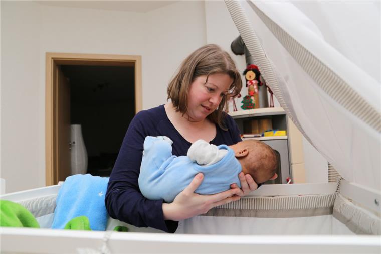 Unfassbar! Liebevoller Familie mit Pflegekindern droht der Auszug Liebevoll kümmert sich Sabine Schubert um das dreimonatige Pflegekind. Es hat im jungen Leben schon viel durchgemacht. Und jetzt droht auch noch der Umzug mit der Familie.