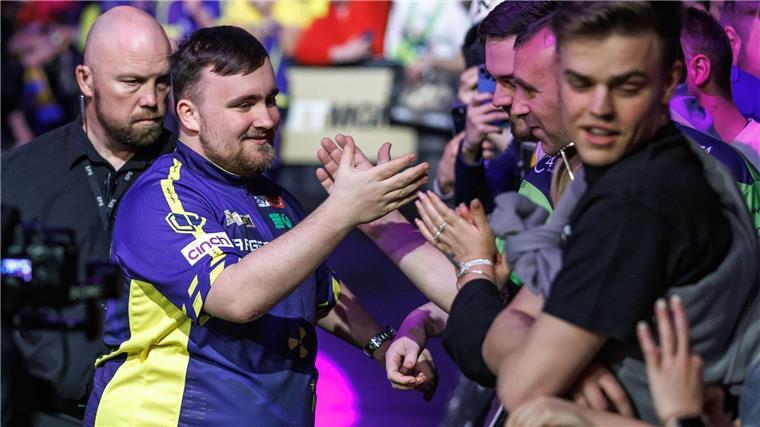 Als Zuschauer besser: Spott für deutsche Darts-Profis Liebling der Massen: Der junge Weltmeister Luke Littler.
