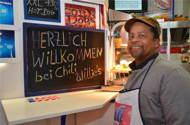 Bremerhaven: Chili Willie serviert seine Hotdogs mit einer Portion Soul Liebt das Leben und die Leute in Bremerhaven-Lehe: Willie Kimbrough.