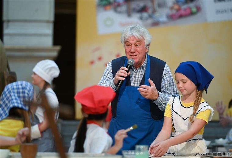Liedermacher Rolf Zuckowski verschickt noch immer handgeschriebene Weihnachtskarten.