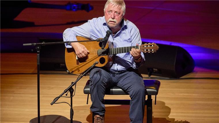 Konzert „Gegen das Schweigen“ in der Elbphilharmonie Liedermacher Wolf Biermann sang zwei Balladen.
