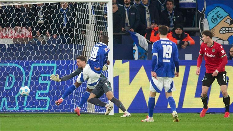 Mit zwei späten Toren: Hannover dreht Spiel auf Schalke Ließ die Schalker Fans mit seinem 1:0 jubeln: Christopher Antwi-Adjei (l).