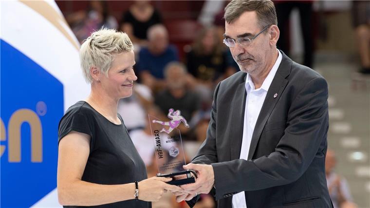 Ludwigsburg-Aus wirft Schatten auf Frauen-Handball Liga-Präsident Andreas Thiel (r) sieht nur ein begrenztes Wachstumspotenzial im Frauen-Handball.