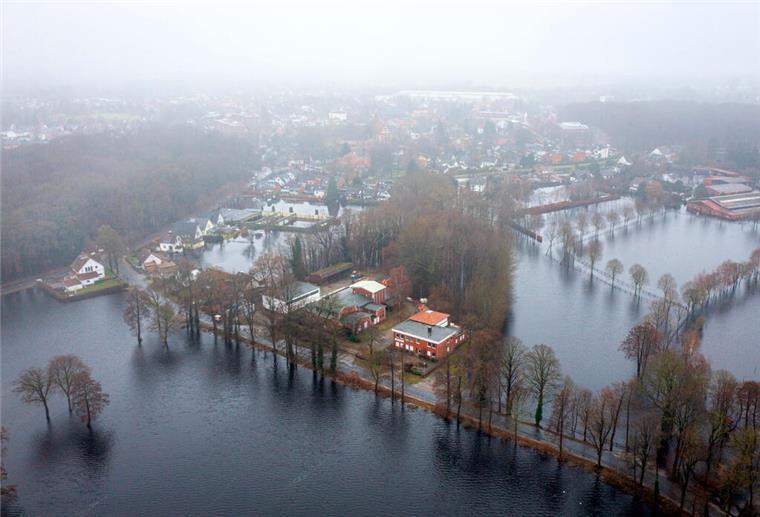 Das Hochwasser von oben: So schlimm ist die Lage im Norden (Bilder) Lilienthal: Wasser steht auf den Feldern.