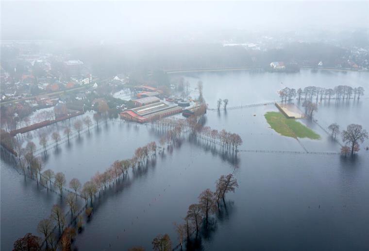 Das Hochwasser von oben: So schlimm ist die Lage im Norden (Bilder) Lilienthal: Wasser steht auf den Wiesen einer Reitsportanlage.