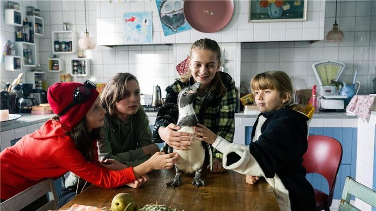 Die Filmstarts der Woche Lilit Serger (l-r) als Livi, Momo Beier als Tessa, Cara Vondey als Malea und Rona Regjepi als Kenny in einer Szene des Films „Die Chaosschwestern und Pinguin Paul“.