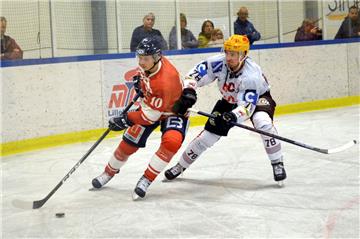Lillehammers Petter Grønstadt (links) und Pinguins-Verteidiger Will Weber im Zweikampf. 