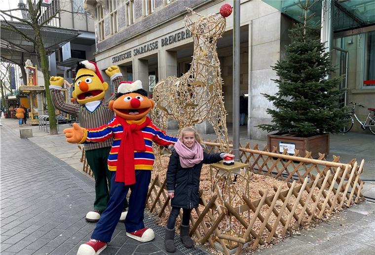Bremerhavener Weihnachtsmarkt: „Rudis“ Nase ist jetzt da Ernie, Bert und Lilly Ausborn vor "Rudi".