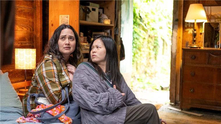 Lily Gladstone und Kelly Marie Tran in einer Szene des Films „The Wedding Banquet“.
