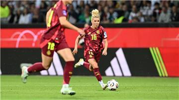 Linda Dallmann soll im Mittelfeld die Bälle verteilen.