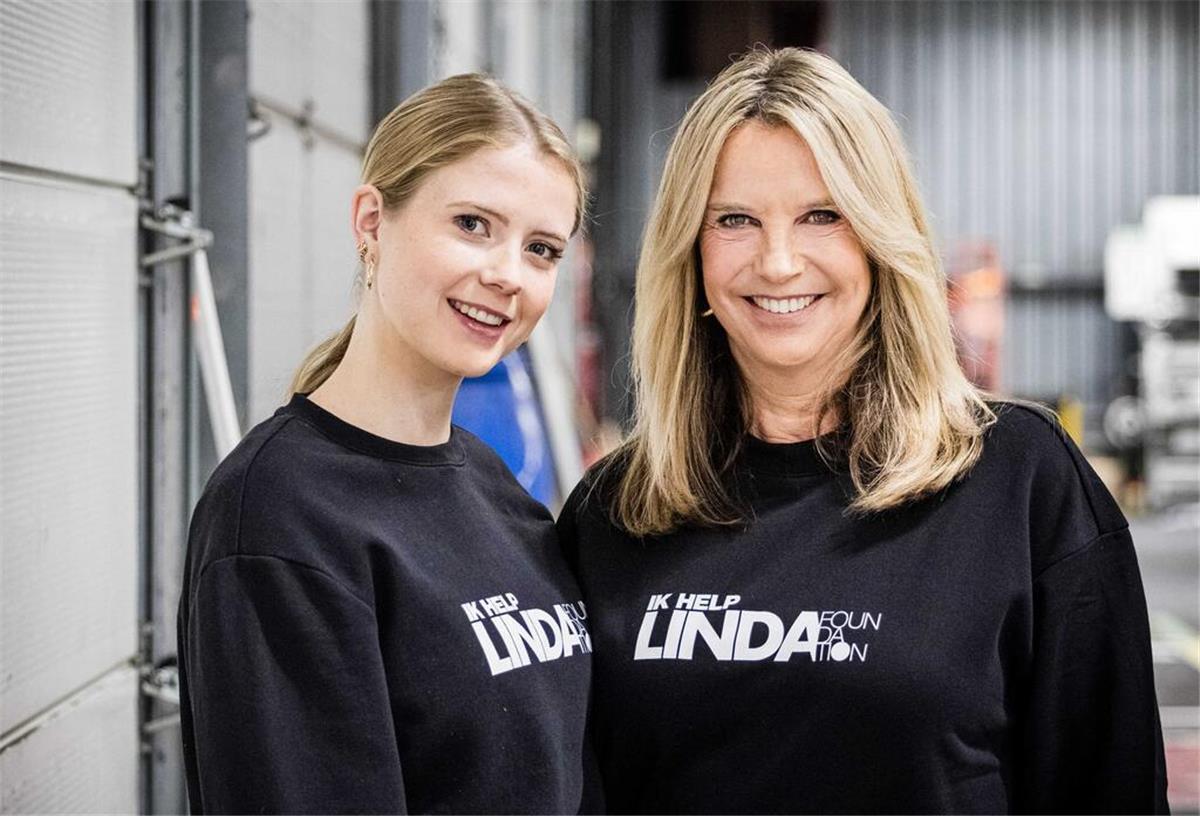 Linda de Mol packt Weihnachtspakete für bedürftige Familien Linda de Mol und ihre Tochter Noa Vahle im niederländischen Amersfoort.