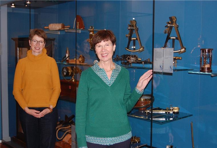 Exponate für die Nachwelt dokumentiert Linda Thorlton (rechts), hier mit ihrer Nachfolgerin Kisten Lüpke, vor einer Vitrine mit nautischen Instrumenten, die sie faszinieren.
