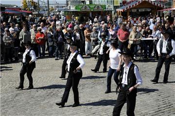 Line-Dance gehört auch zum Programm beim Musiksommer-Start.