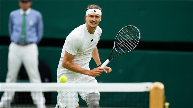 Wimbledon setzt auf elektronische „Aus“-Rufe Linienrichter wie hier im Hintergrund von Alexander Zverev wird es in Wimbledon künftig nicht mehr geben.