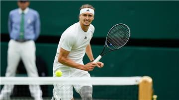 Linienrichter wie hier im Hintergrund von Alexander Zverev wird es in Wimbledon künftig nicht mehr geben.