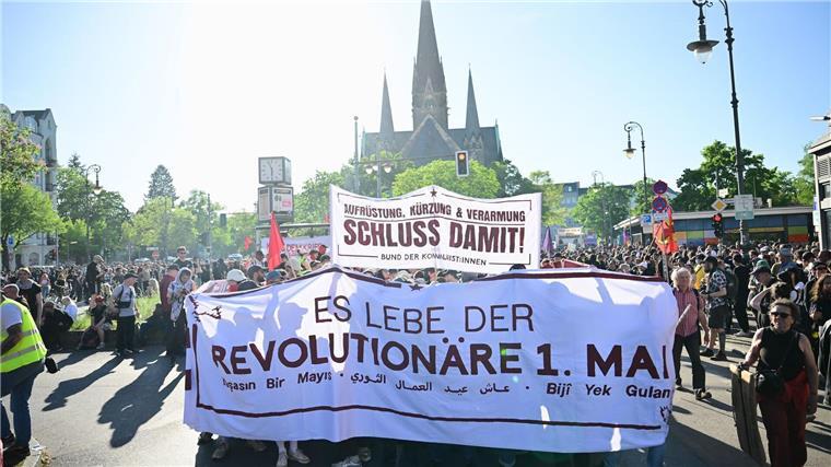 Zehntausend ziehen bei Mai-Demonstration durch Kreuzberg Linke Proteste starten am Südstern in Kreuzberg.